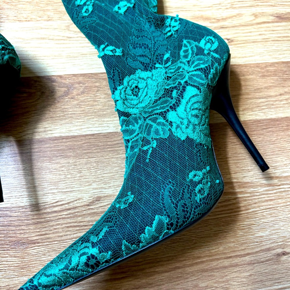 Never worn. Size 39 woman’s